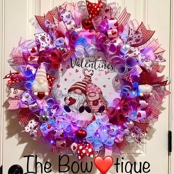 XL Handmade Valentine’s Gnome Hearts Ribbon Prelit Wreath 26 ins LED - Picture 1 of 12